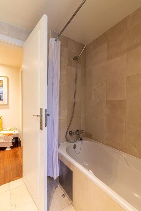 Chiado Deluxe Modern Feel 3 Bedroom Apartment *
